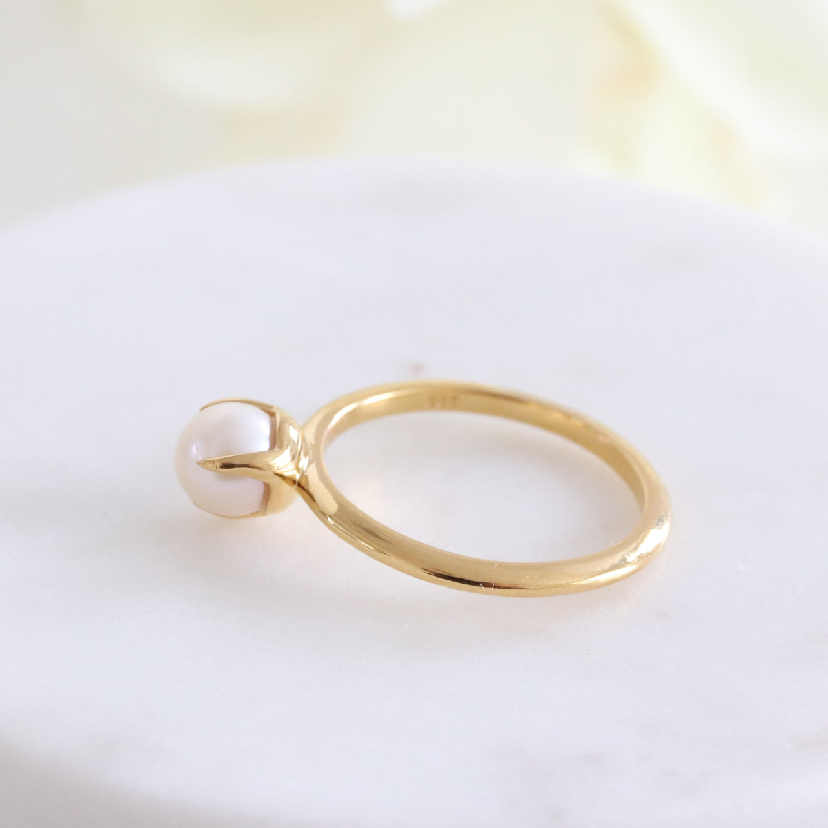 FRAICHE INSPIRE SOLITAIRE RING - PEARL &amp; GOLD