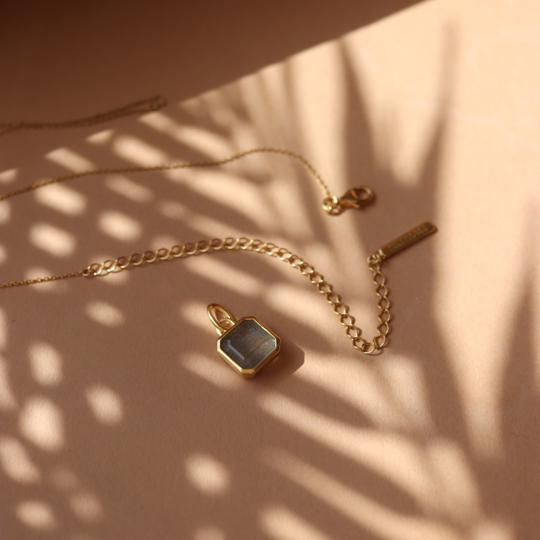 LOVE VINTAGE PENDANT NECKLACE - LABRADORITE