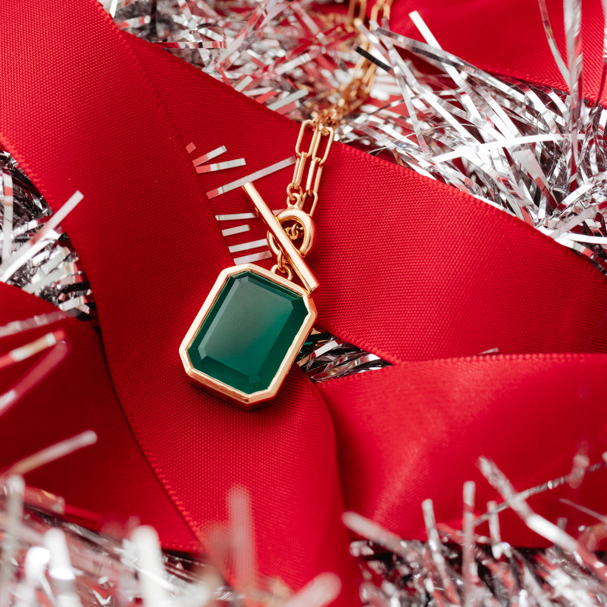 DAY 3: LOVE VINTAGE SOLITAIRE TOGGLE NECKLACE - GREEN ONYX &amp; GOLD