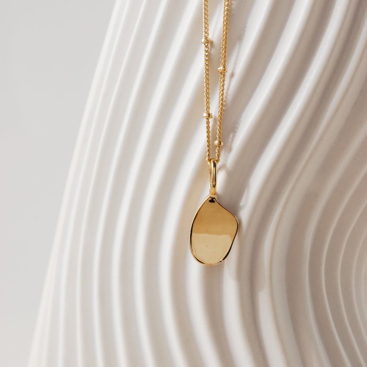 POISE CURVE PENDANT NECKLACE - SO PRETTY CARA COTTER