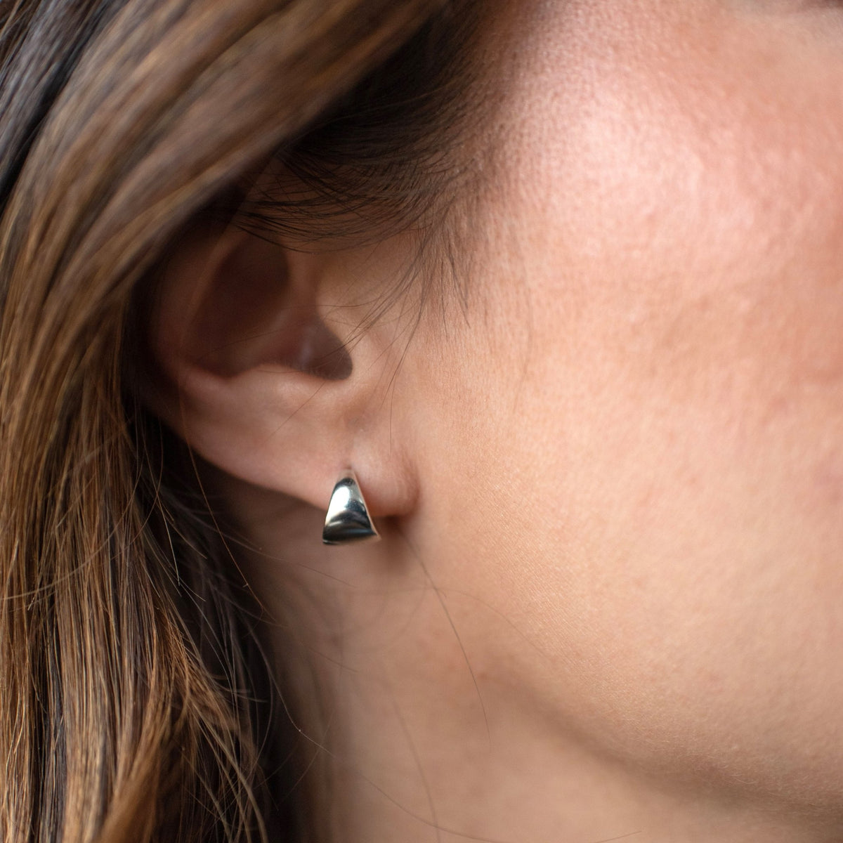 Poise Sculpted Triangle Huggie Hoops - Small - SO PRETTY CARA COTTER