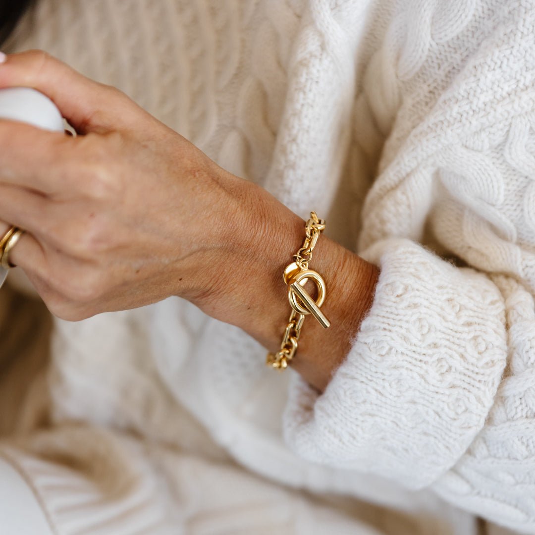 FRAICHE INSPIRE LUXE TOGGLE BRACELET - GOLD - SO PRETTY CARA COTTER