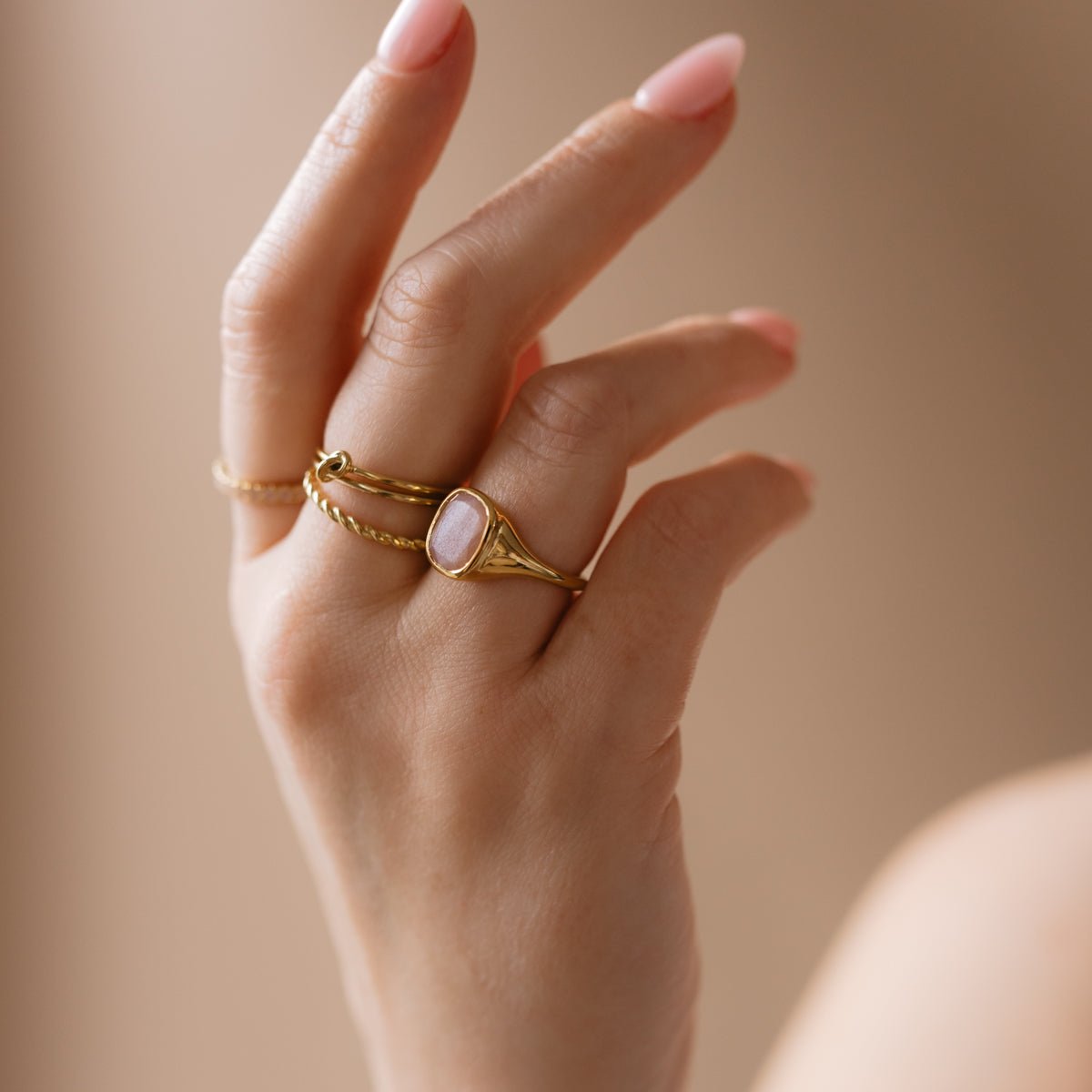 LOVE VINTAGE SIGNET RING - PEACH MOONSTONE & GOLD - SO PRETTY CARA COTTER