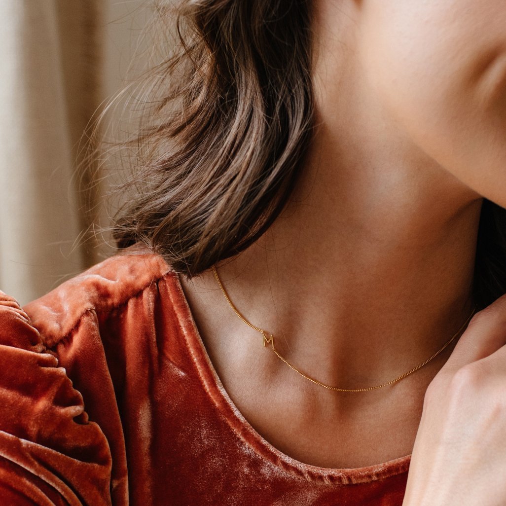 NOTABLE OFFSET INITIAL NECKLACE - R - GOLD - SO PRETTY CARA COTTER