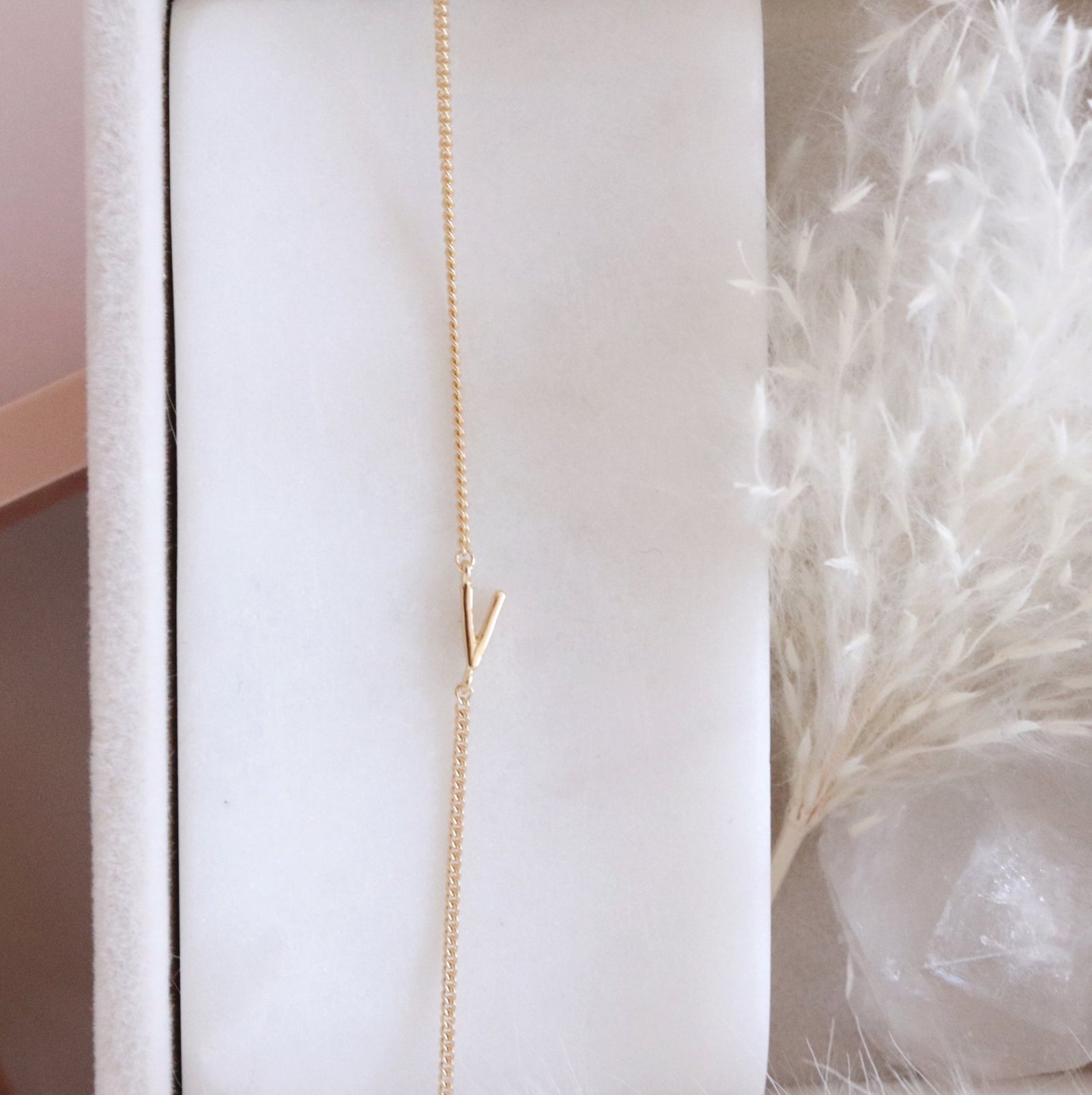 NOTABLE OFFSET INITIAL NECKLACE - V - GOLD - SO PRETTY CARA COTTER