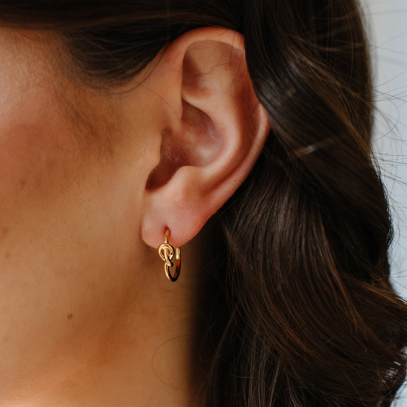 POISE KNOT HUGGIE HOOP - GOLD - SO PRETTY CARA COTTER